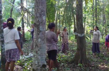 Kerja Bakti Bersih-Bersih Lingkungan dan Makam Dk. 16 Murtigading